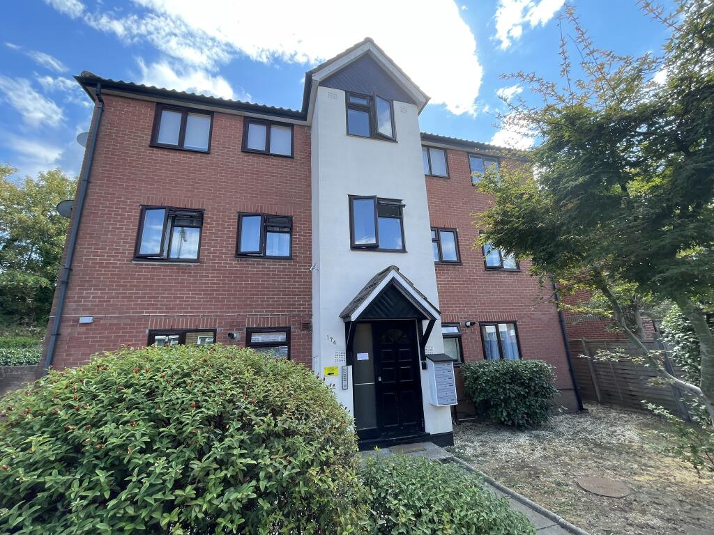 2 bed 1st Floor Flat for rent in Chigwell. From Baker Estates - Hainault