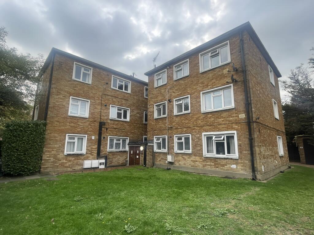 2 bed 1st Floor Flat for rent in Chigwell. From Baker Estates - Hainault