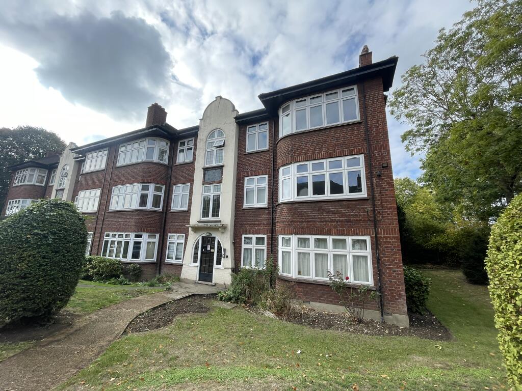 3 bed 1st Floor Flat for rent in Romford. From Baker Estates - Hainault