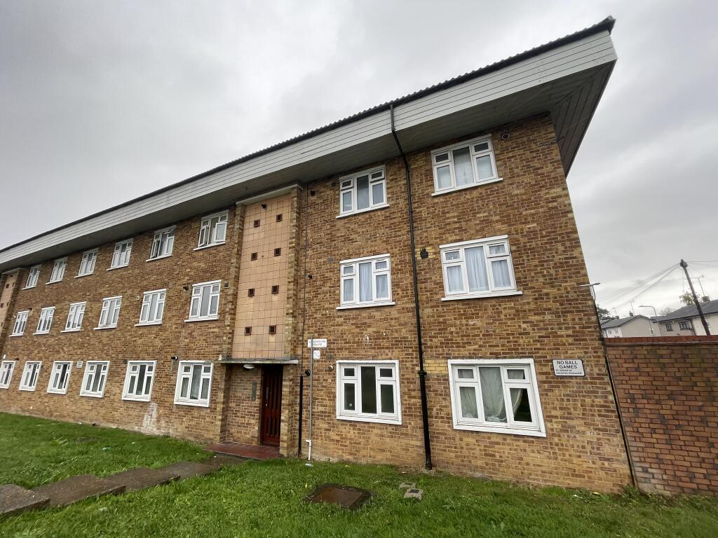 2 bed House (unspecified) for rent in Chigwell. From Baker Estates - Hainault 2 bed House (unspecified) for rent in Chigwell. From Baker Estates - Hainault