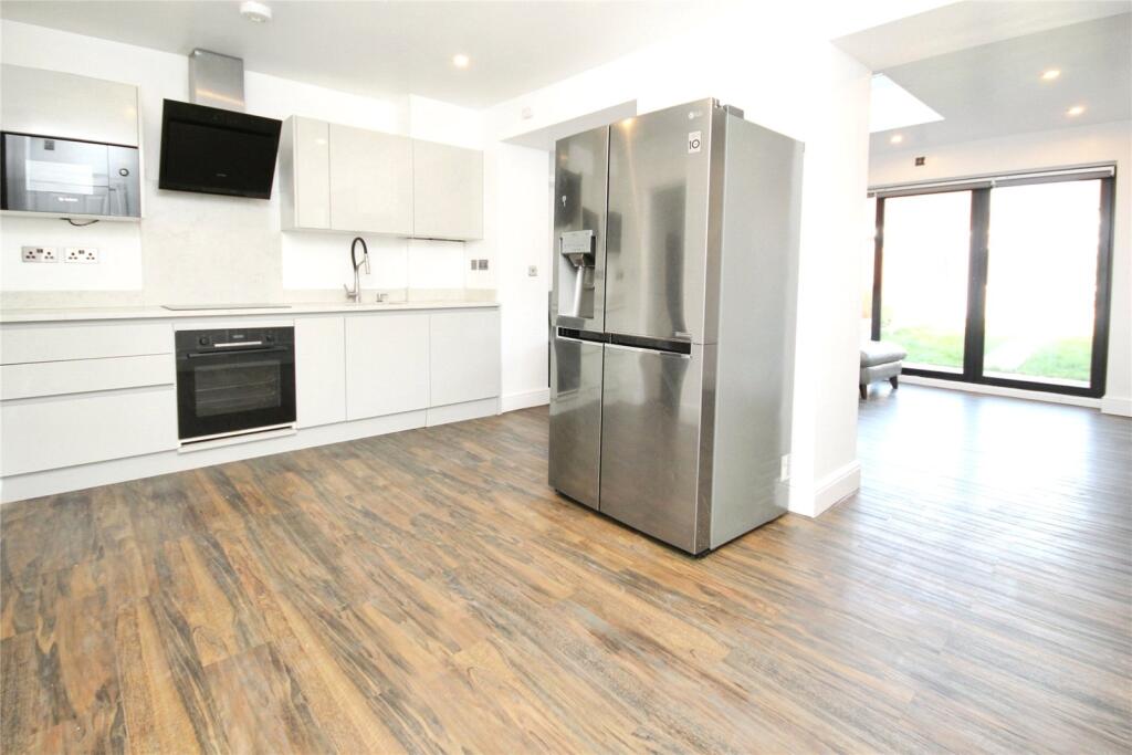 3 bed Mid Terraced House for rent in Dagenham. From Balgores - Dagenham - Lettings