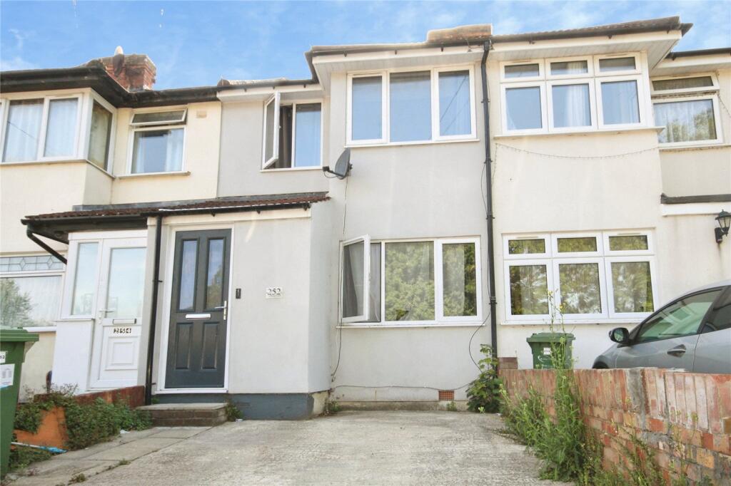 3 bed Mid Terraced House for rent in Dagenham. From Balgores - Dagenham - Lettings