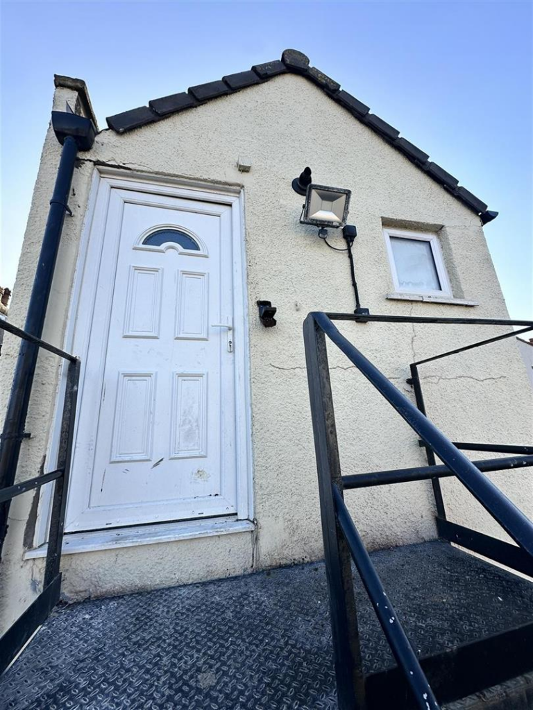 3 bed 1st Floor Flat for rent in Weston-Super-Mare. From Accommodation Unlimited - Bristol