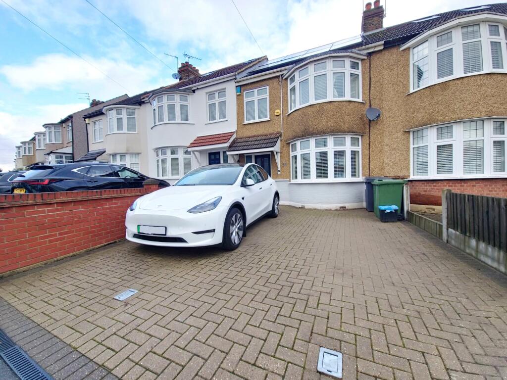 4 bed Mid Terraced House for rent in Hornchurch. From Balgores - Hornchurch Lettings