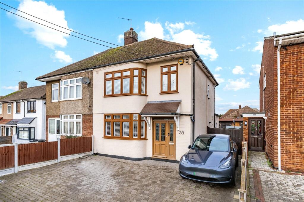 3 bed Semi Detached for rent in Rainham. From Balgores - Hornchurch Lettings 3 bed Semi Detached for rent in Rainham. From Balgores - Hornchurch Lettings