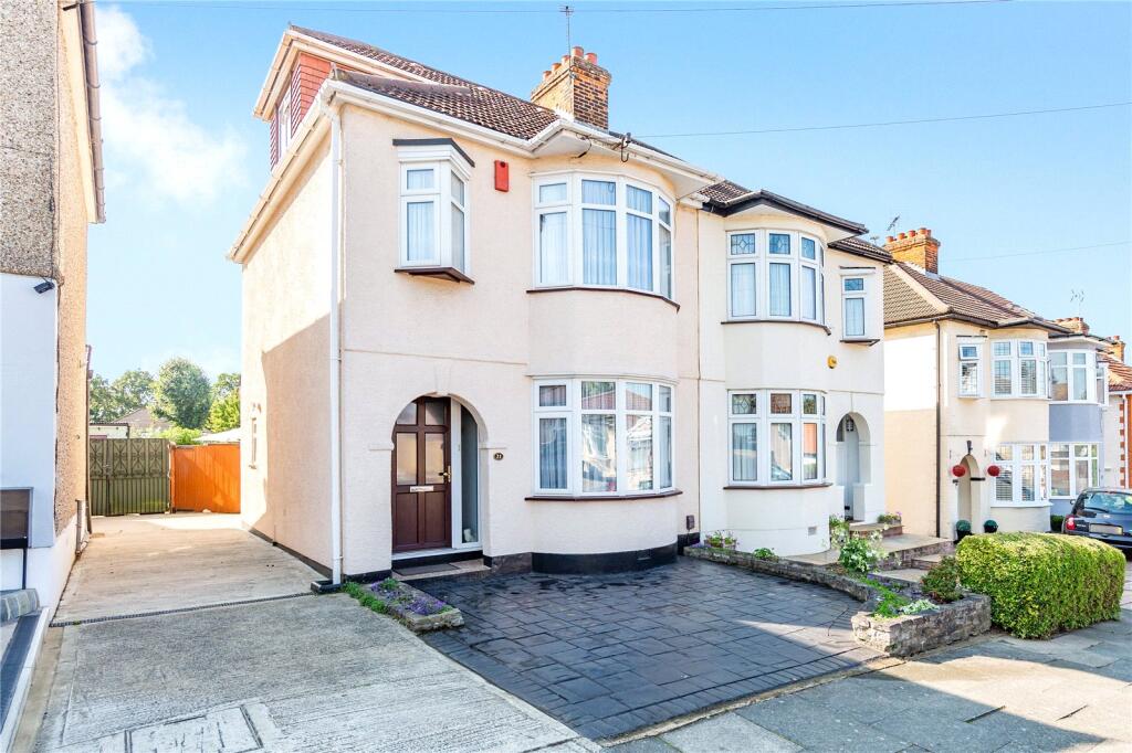 4 bed Semi Detached for rent in Hornchurch. From Balgores - Hornchurch Lettings 4 bed Semi Detached for rent in Hornchurch. From Balgores - Hornchurch Lettings