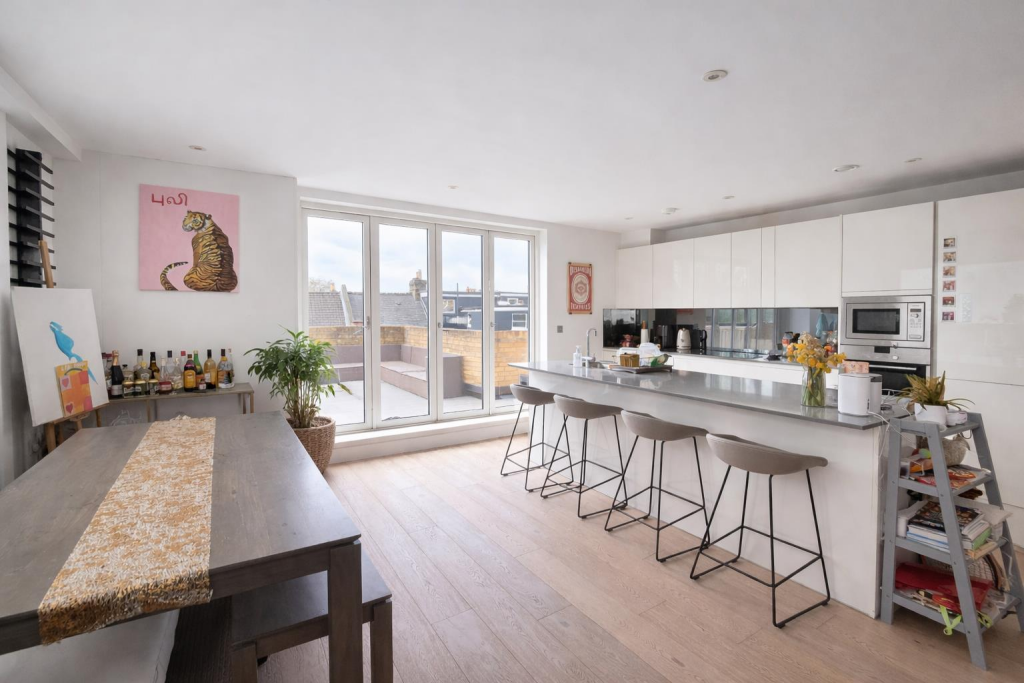 3 bed 1st Floor Flat for rent in Clapham. From Barnard Marcus Lettings - Clapham Lettings