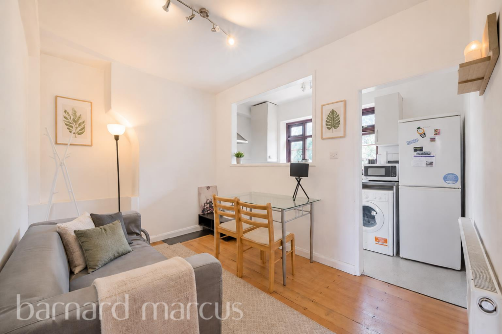 3 bed 1st Floor Flat for rent in London. From Barnard Marcus Lettings - Clapham Lettings