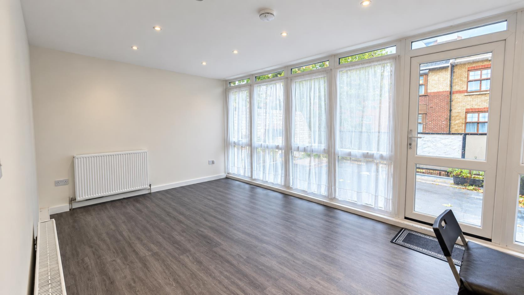 3 bed 1st Floor Flat for rent in Clapham. From Barnard Marcus Lettings - Clapham Lettings