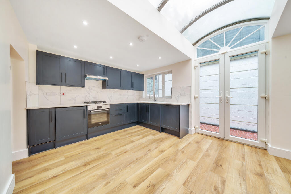 3 bed Detached House for rent in Brentford. From Barnard Marcus Lettings - Ealing Lettings