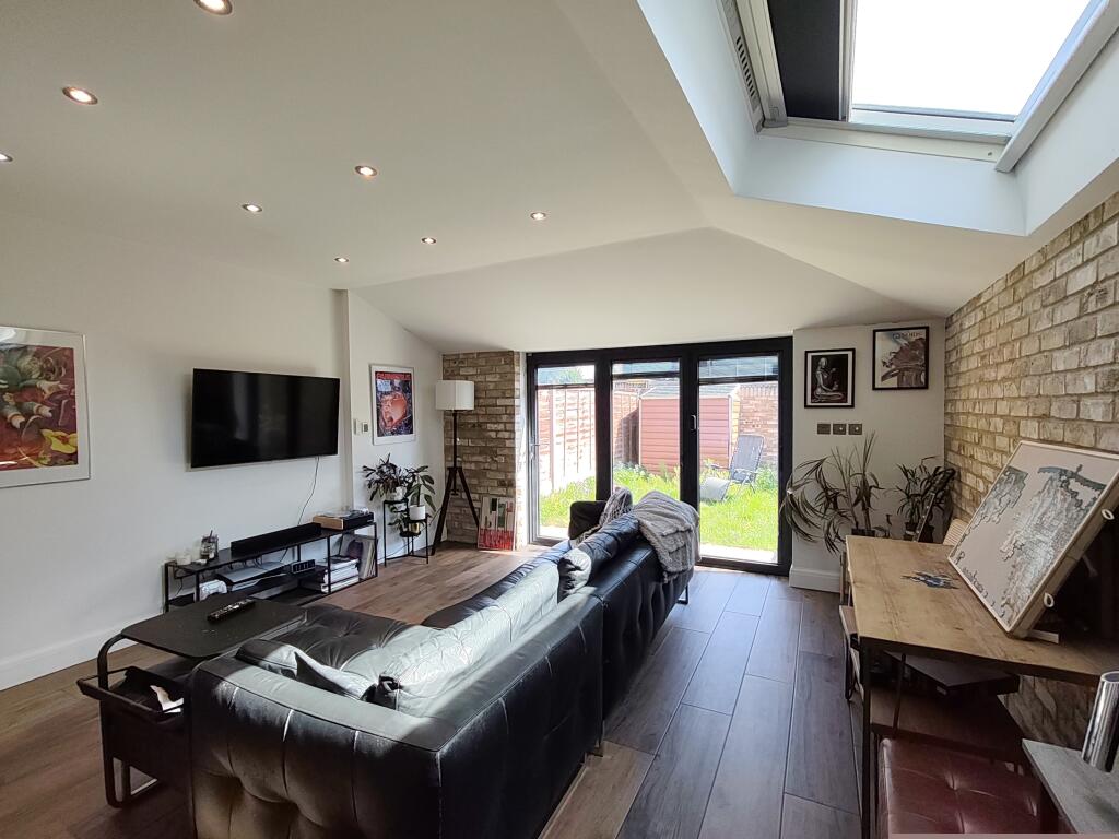 3 bed Apartment for rent in Greenford. From Barnard Marcus Lettings - Ealing Lettings
