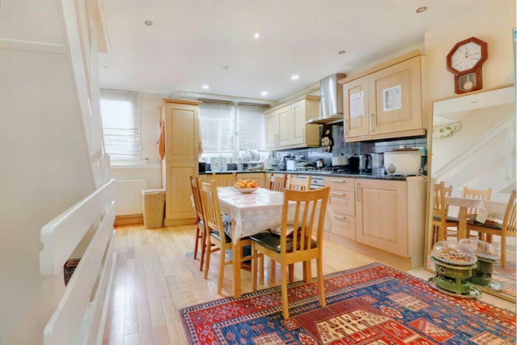 4 bed Detached for rent in Willesden. From Barnard Marcus Lettings - Ealing Lettings