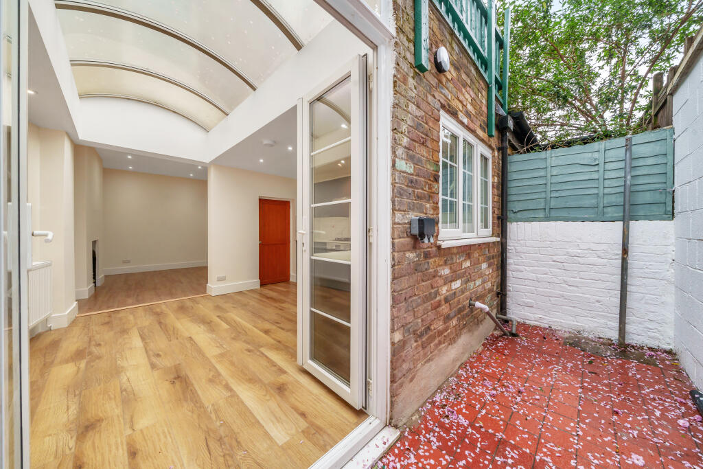 3 bed Detached for rent in Brentford. From Barnard Marcus Lettings - Ealing Lettings
