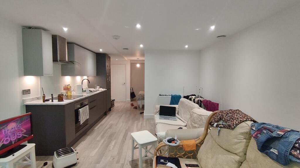 4 bed 1st Floor Flat for rent in Southall. From Barnard Marcus Lettings - Ealing Lettings
