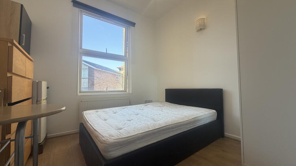 4 bed Apartment for rent in Greenford. From Barnard Marcus Lettings - Ealing Lettings 4 bed Apartment for rent in Greenford. From Barnard Marcus Lettings - Ealing Lettings
