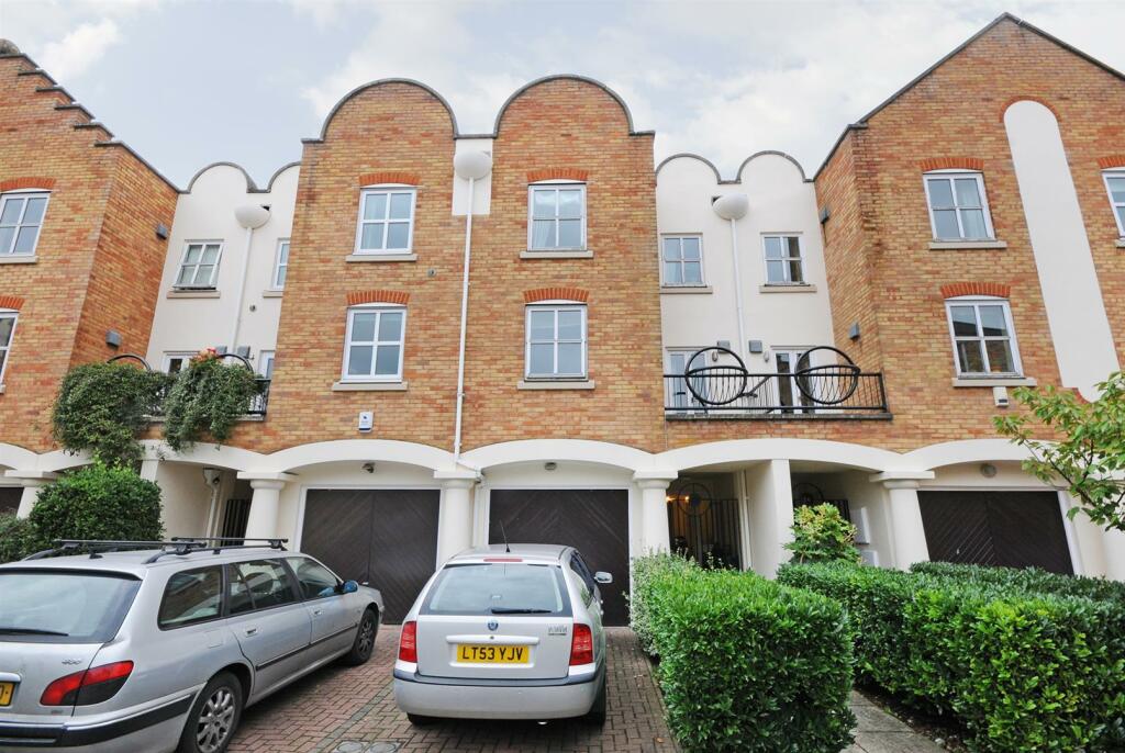 4 bed Detached House for rent in Isleworth. From Barnard Marcus Lettings - East Sheen - Lettings