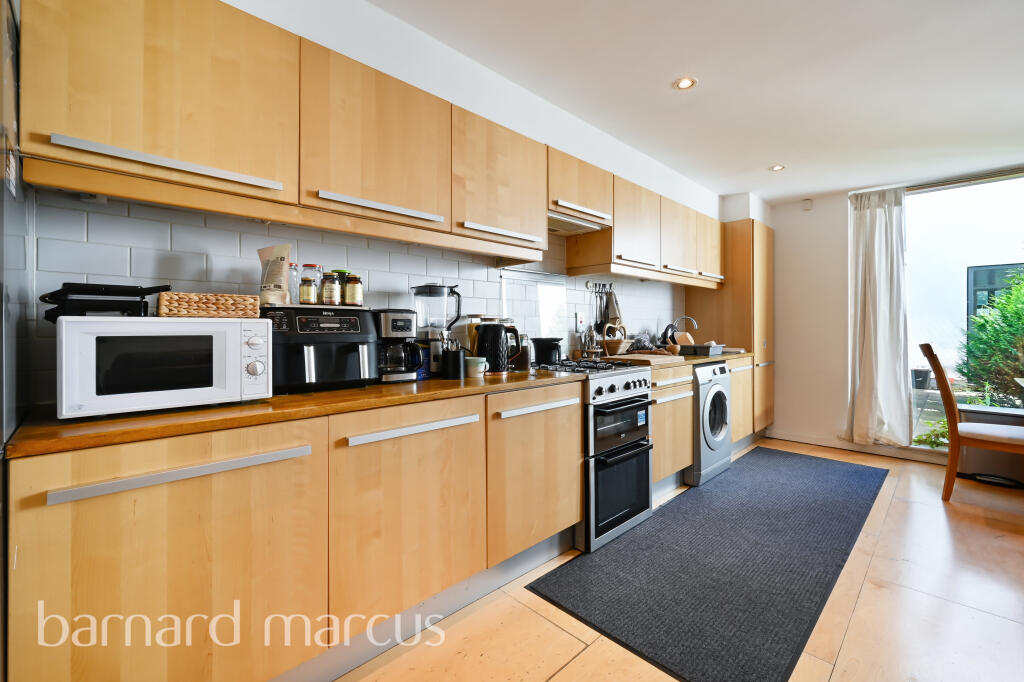 2 bed Detached for rent in Camberwell. From Barnard Marcus Lettings - Kennington Lettings