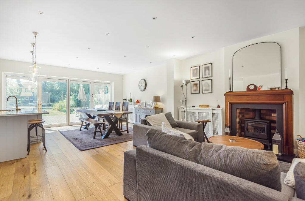 6 bed Detached House for rent in Barnet. From Barnard Marcus Lettings - North Finchley Lettings