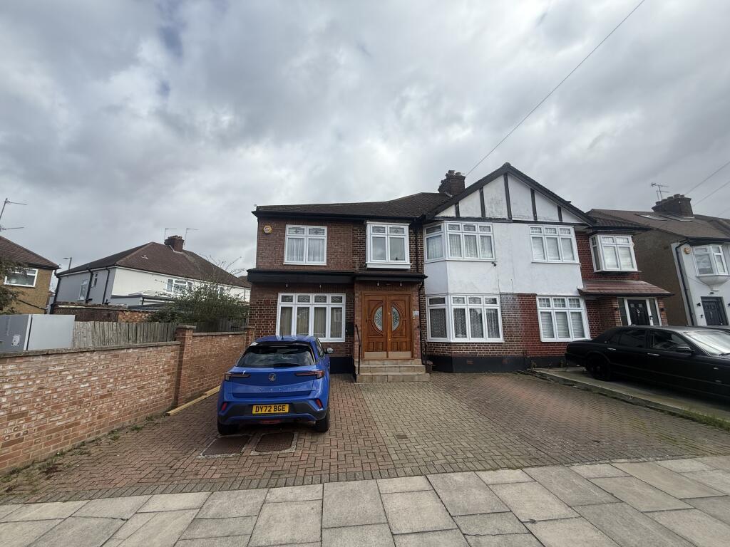 4 bed Detached for rent in Stanmore. From Barnard Marcus Lettings - North Finchley Lettings