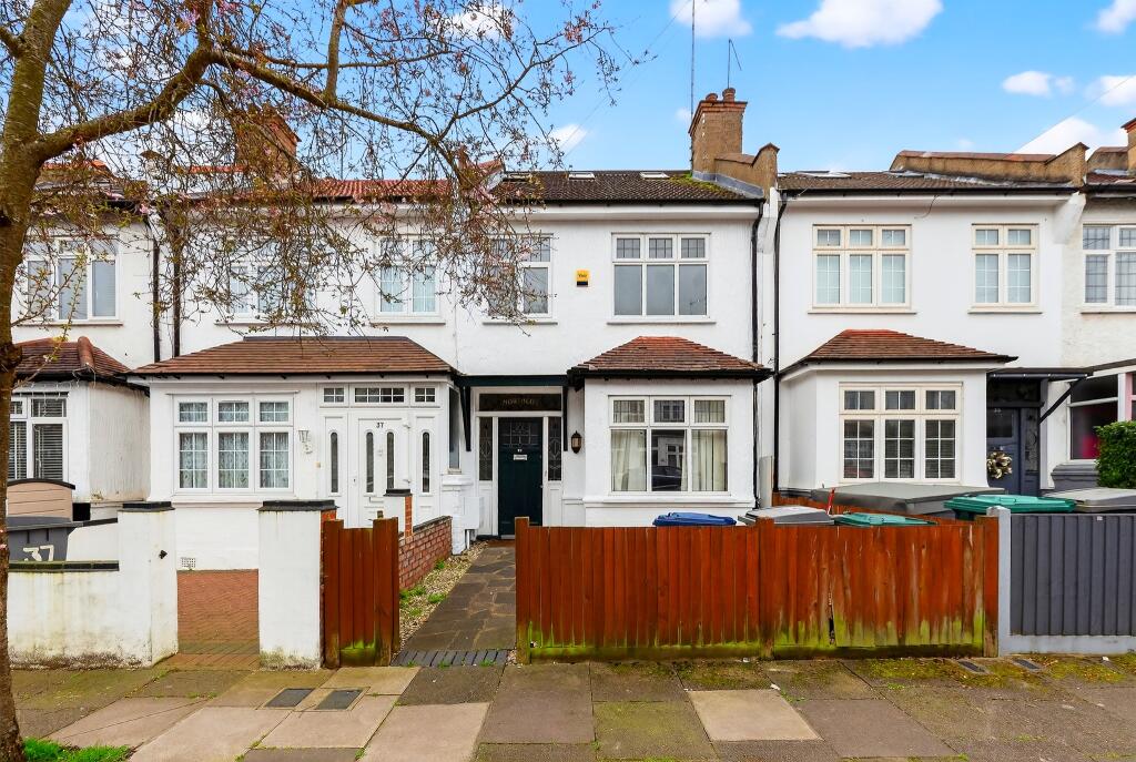 5 bed Detached for rent in Friern Barnet. From Barnard Marcus Lettings - North Finchley Lettings