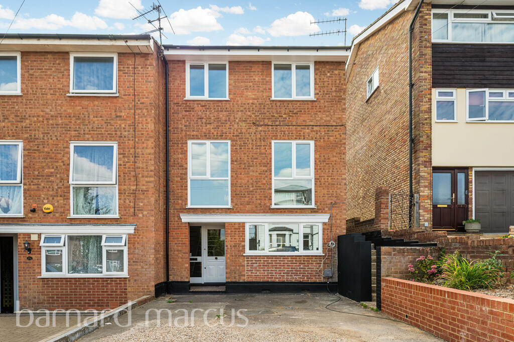 4 bed Detached for rent in Barnet. From Barnard Marcus Lettings - North Finchley Lettings