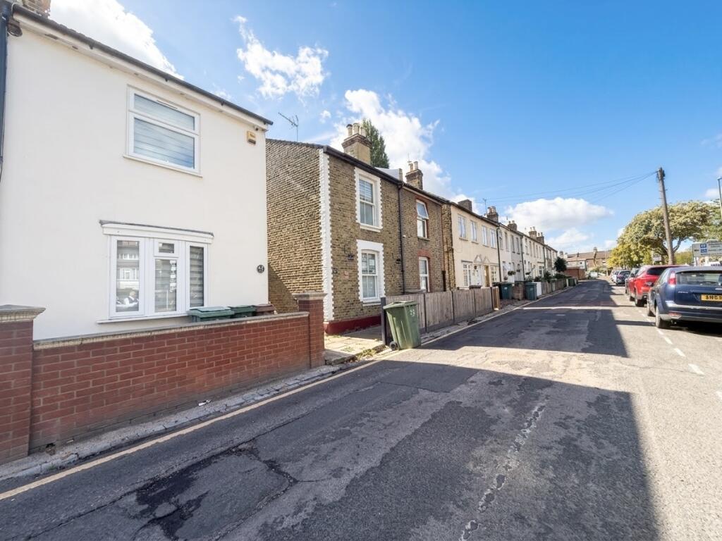 2 bed Detached for rent in Carshalton. From Barnard Marcus Lettings - Sutton Lettings