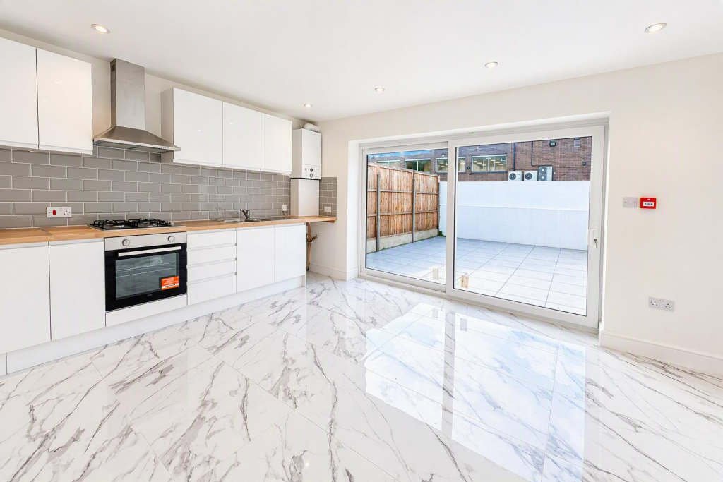 4 bed 1st Floor Flat for rent in London. From Barnard Marcus Lettings - Tooting Lettings