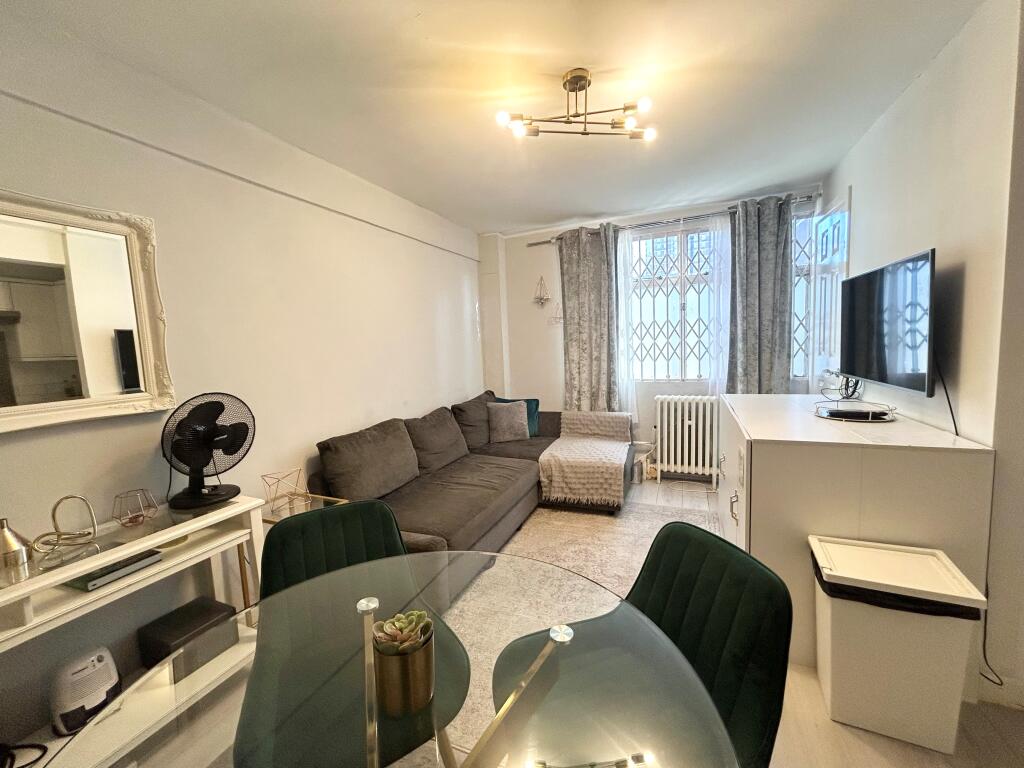 1 bed Apartment for rent in Hammersmith. From Barnard Marcus Lettings - West Kensington - Lettings