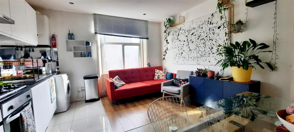 3 bed 1st Floor Flat for rent in London. From Barnard Marcus Lettings - West Kensington - Lettings