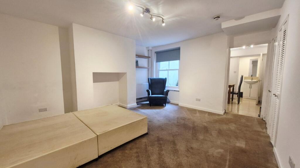 4 bed 1st Floor Flat for rent in Hammersmith. From Barnard Marcus Lettings - West Kensington - Lettings