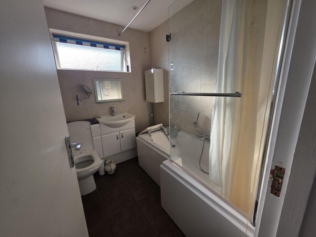 3 bed Detached for rent in Chigwell. From Barnett Richards - Ilford - Essex 3 bed Detached for rent in Chigwell. From Barnett Richards - Ilford - Essex