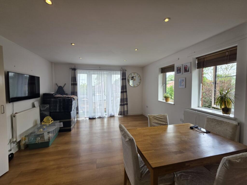 2 bed 1st Floor Flat for rent in Woodford. From Barnett Richards - Ilford - Essex
