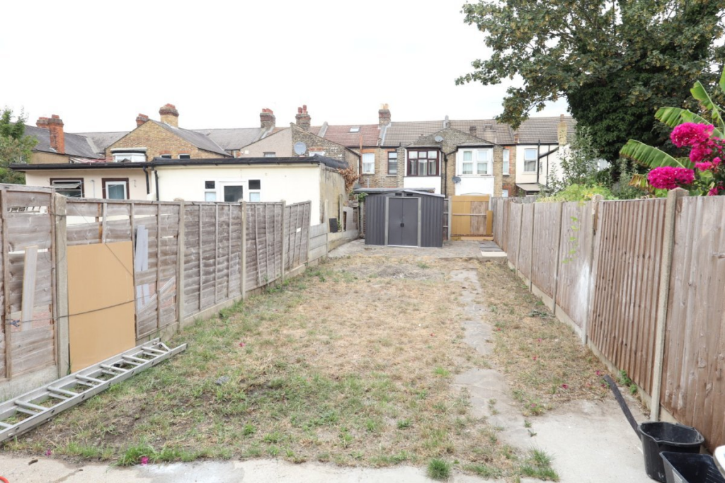 4 bed Detached for rent in Ilford. From Barnett Richards - Ilford - Essex
