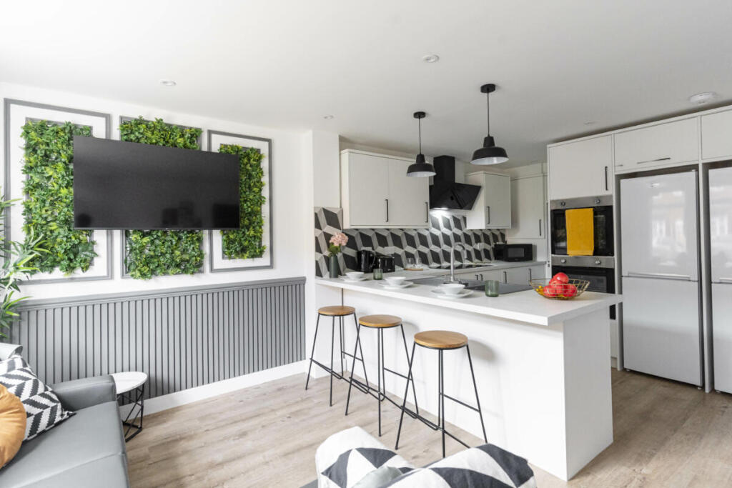 6 bed Mid Terraced House for rent in Portsmouth. From Belvoir - Southsea
