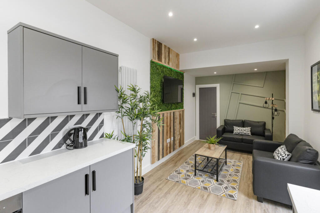 6 bed Mid Terraced House for rent in Portsmouth. From Belvoir - Southsea