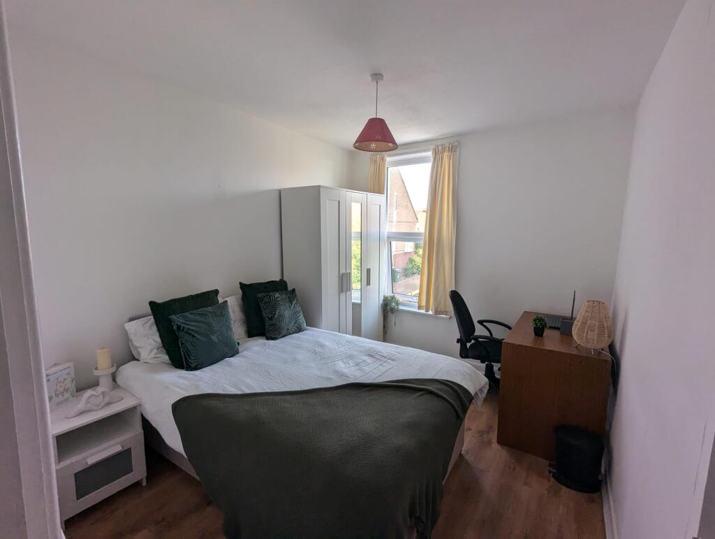 5 bed Mid Terraced House for rent in Portsmouth. From Belvoir - Southsea