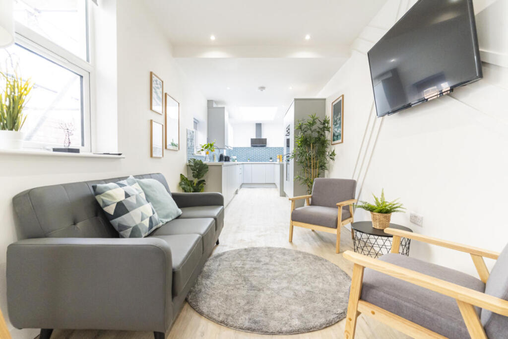 5 bed Mid Terraced House for rent in Portsmouth. From Belvoir - Southsea
