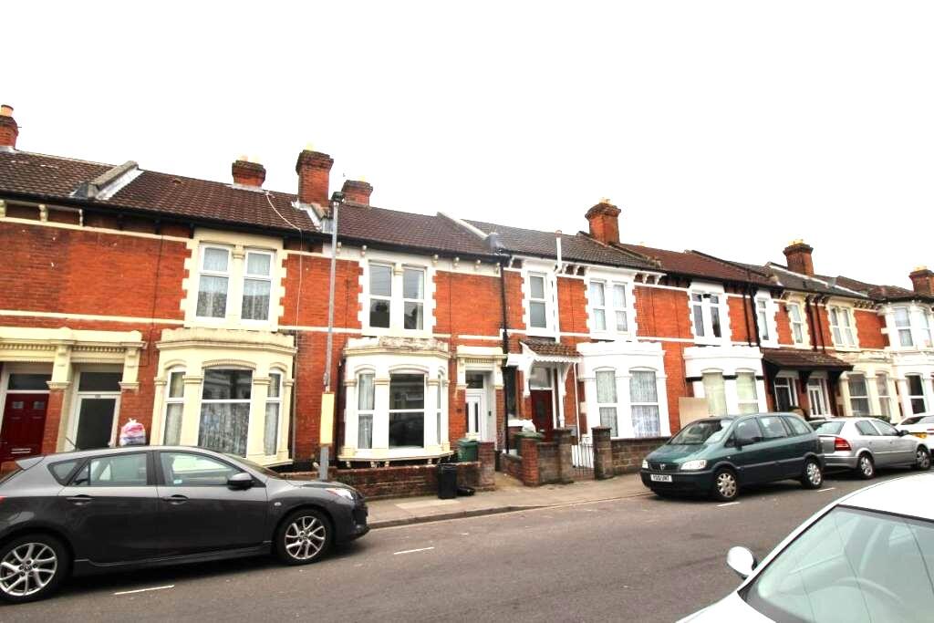 5 bed Mid Terraced House for rent in Portsmouth. From Belvoir - Southsea