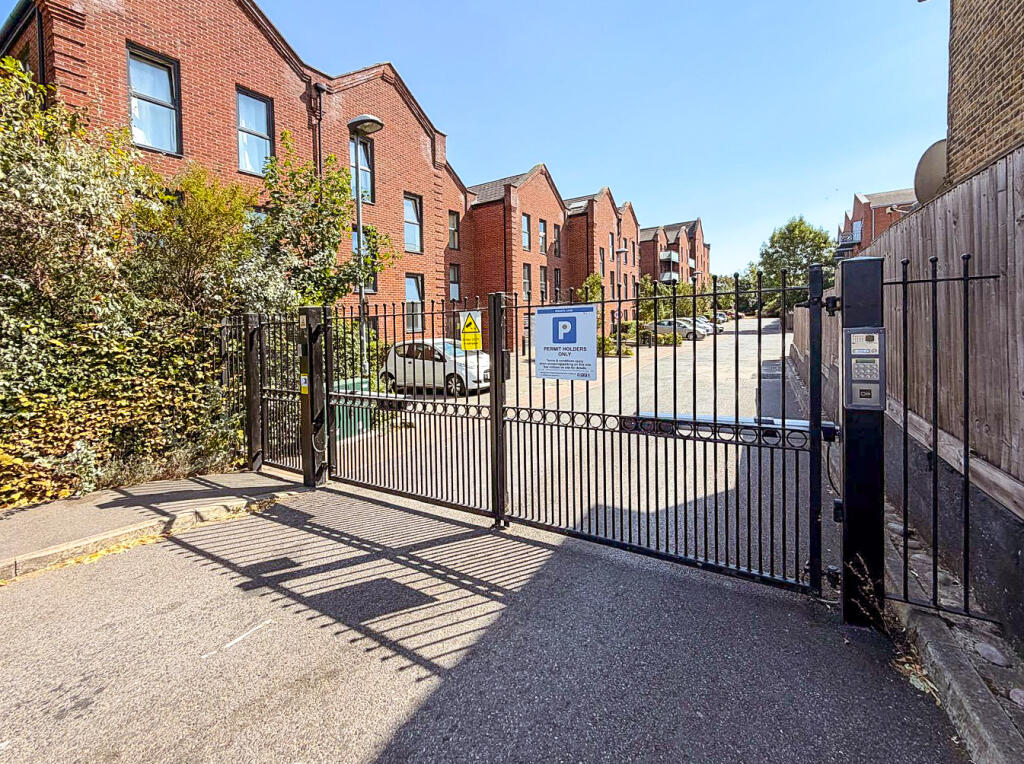 2 bed 1st Floor Flat for rent in West Drayton. From Belvoir - Watford
