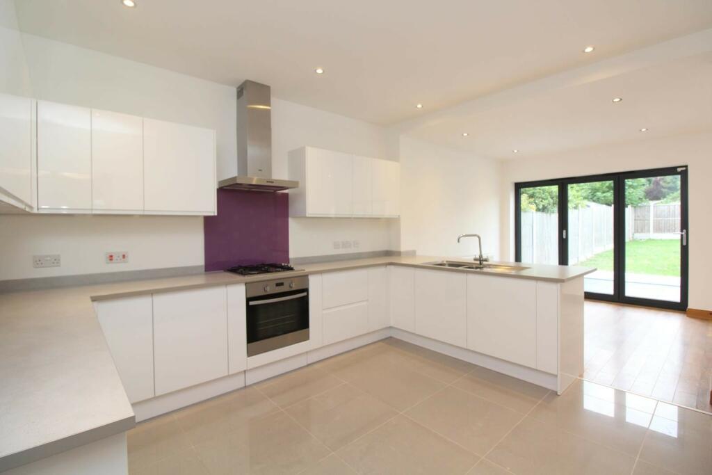 5 bed Bungalow for rent in Hornchurch. From Beresfords Lettings - at Havering 