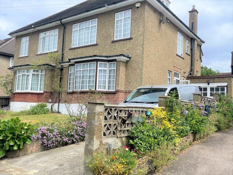 4 bed Semi-Detached House for rent in Friern Barnet. From bigmove estate agents - Hackney