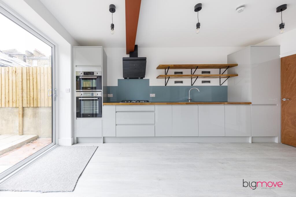 6 bed Mid Terraced House for rent in Hackney. From bigmove estate agents - Hackney