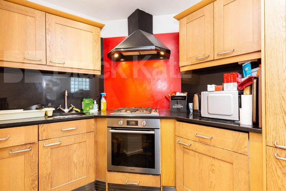 1 bed 1st Floor Flat for rent in Friern Barnet. From Black Katz - Islington