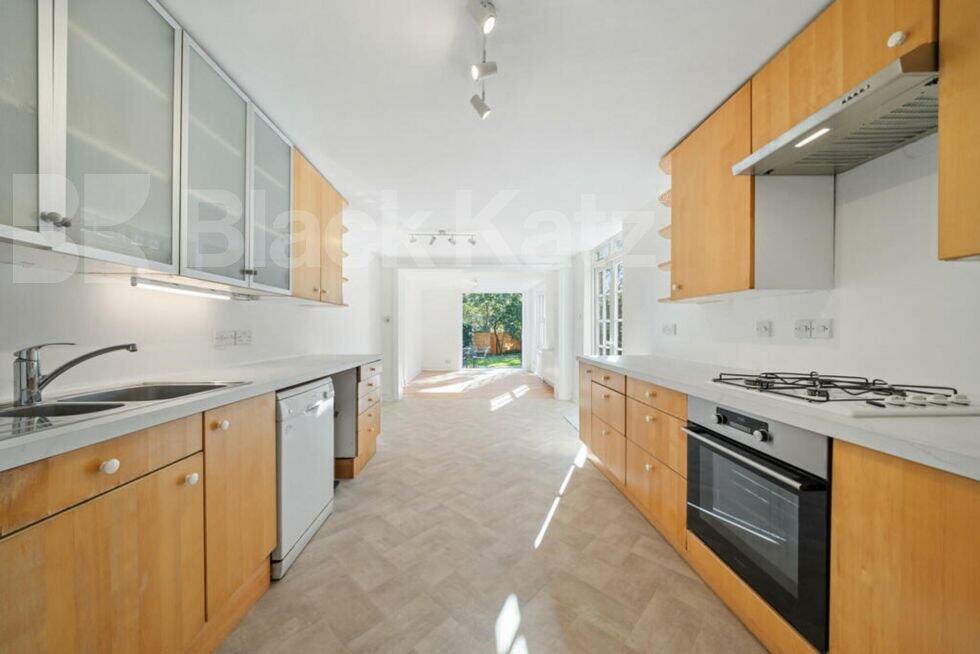 6 bed 1st Floor Flat for rent in Hornsey. From Black Katz - Islington