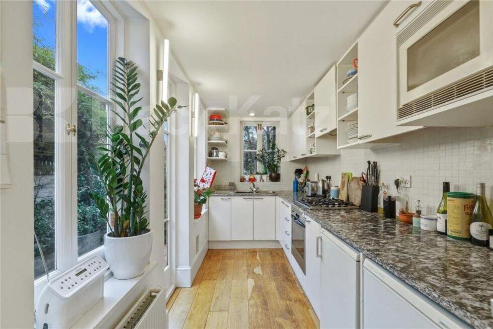 3 bed 1st Floor Flat for rent in Bow. From Black Katz - Islington