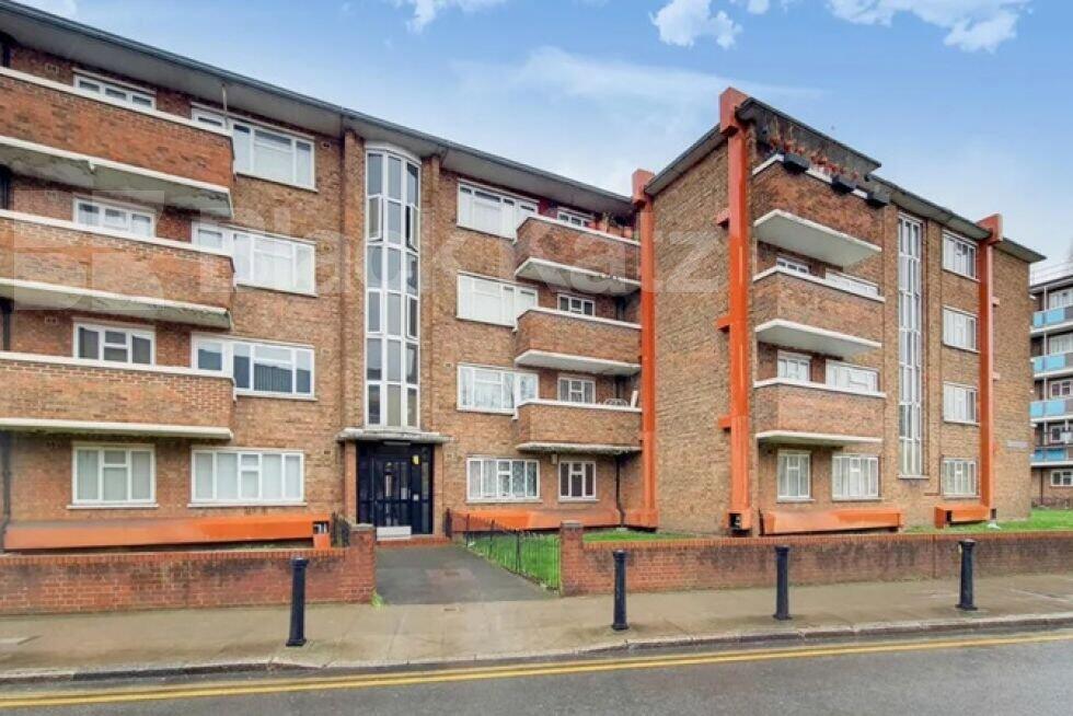 3 bed 1st Floor Flat for rent in Stepney. From Black Katz - Islington