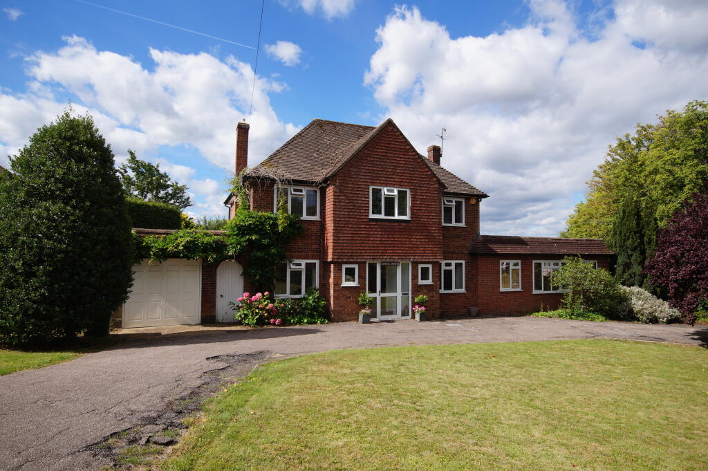 3 bed Detached for rent in Pachesham Park. From Boyce Thornton 3 bed Detached for rent in Pachesham Park. From Boyce Thornton
