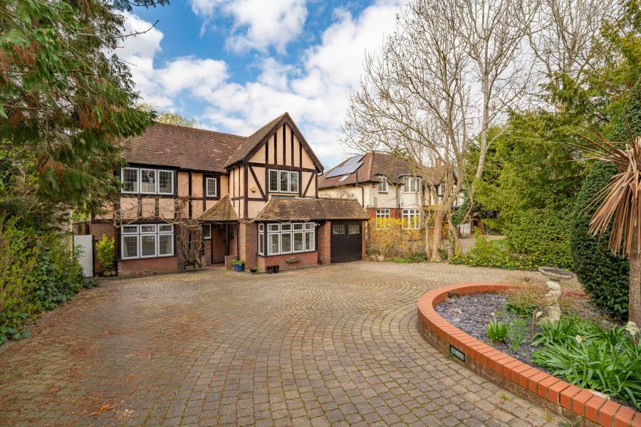 5 bed Detached House for rent in Pinner. From Brendons Estate Agents - Ealing