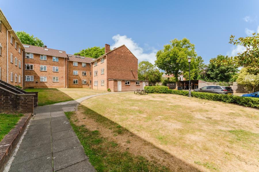 2 bed Apartment for rent in Greenford. From Brendons Estate Agents - Ealing 2 bed Apartment for rent in Greenford. From Brendons Estate Agents - Ealing