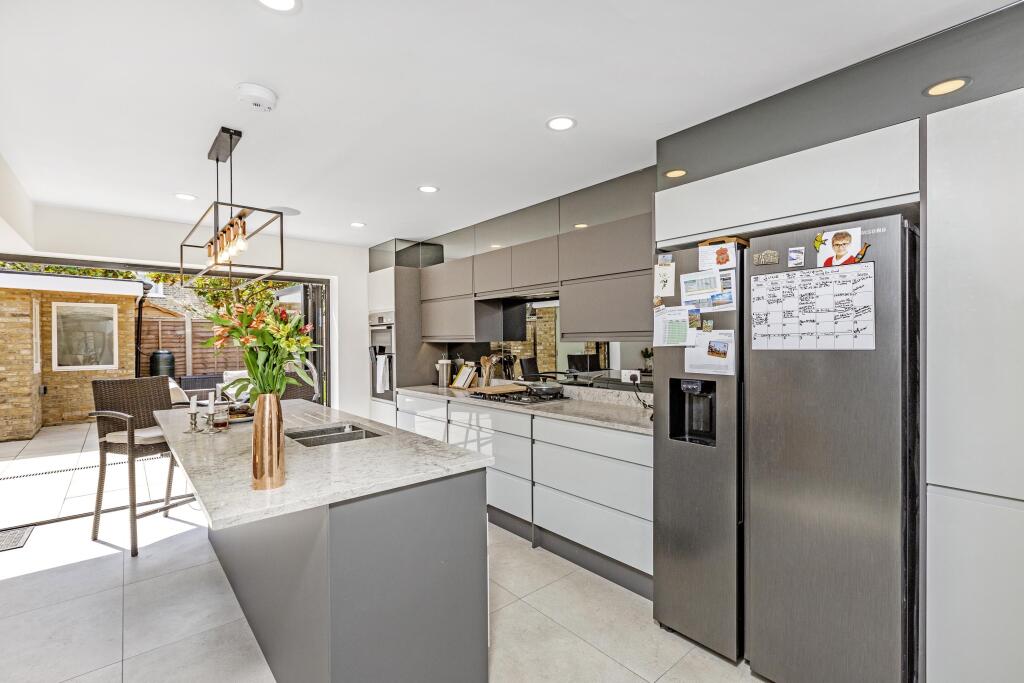 5 bed Mid Terraced House for rent in Fulham. From Breteuil - Fulham